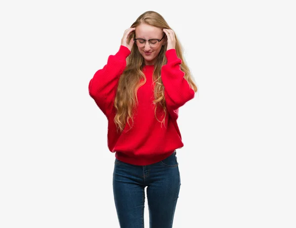 Blond Tonåring Kvinna Som Bär Röd Tröja Med Handen Huvudet — Stockfoto