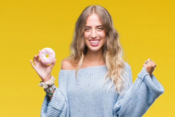 Linda Jovem Loira Comendo Donut Rosa Sobre Fundo Isolado Gritando — Fotografia de Stock