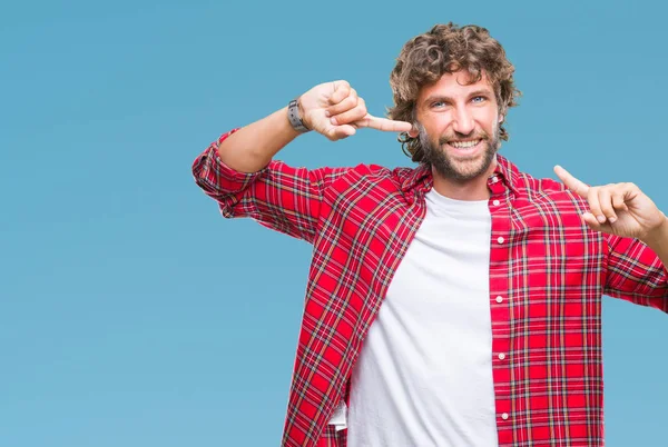 Knappe Spaanse Model Man Geïsoleerde Achtergrond Glimlachend Vertrouwen Tonen Wijzen — Stockfoto