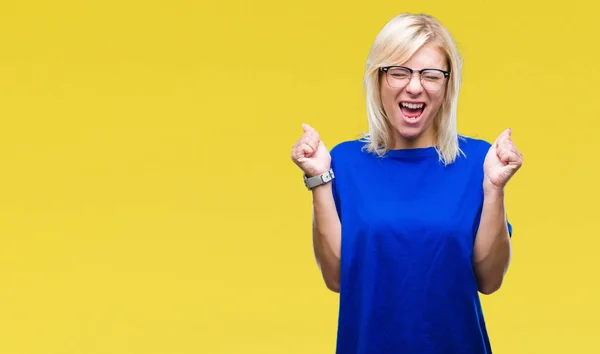 Giovane Bella Donna Bionda Che Indossa Occhiali Sfondo Isolato Eccitato — Foto Stock