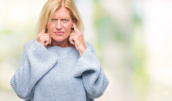 Blonde Frau Mittleren Alters Die Einen Winterpullover Über Isoliertem Hintergrund — Stockfoto