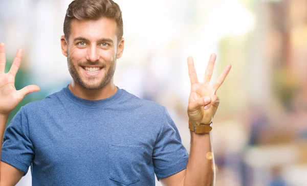 Joven Hombre Guapo Sobre Fondo Aislado Mostrando Señalando Hacia Arriba —  Fotos de Stock