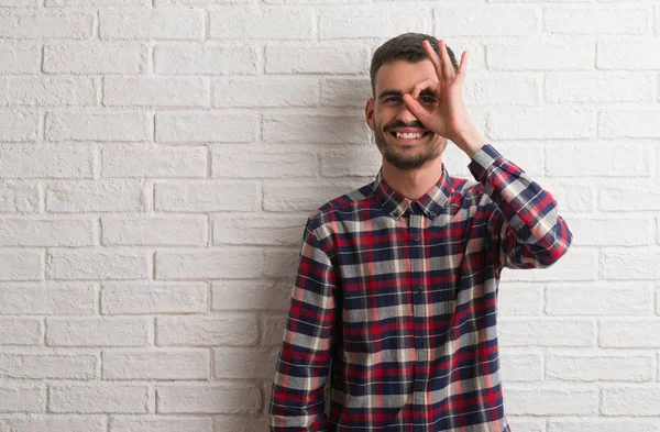 Homem Adulto Jovem Sobre Parede Tijolo Branco Fazendo Gesto Com — Fotografia de Stock