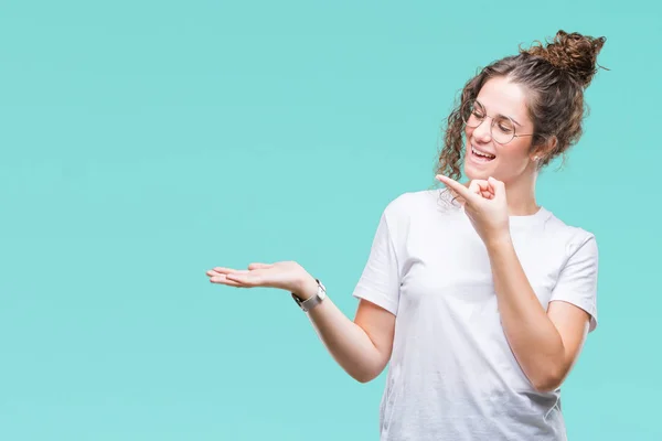 Mooie Jonge Brunette Krullend Haar Meisje Met Bril Geïsoleerde Achtergrond — Stockfoto