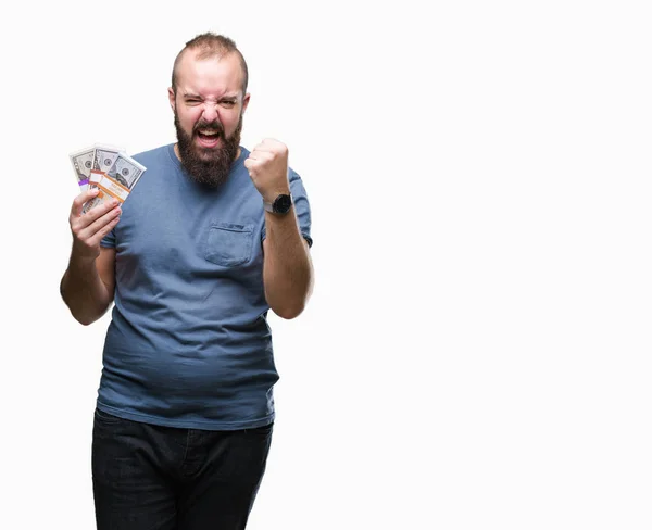 Joven Hombre Hipster Sosteniendo Montón Dinero Sobre Fondo Aislado Molesto —  Fotos de Stock