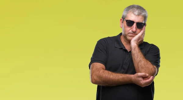 Stilig Senior Man Bär Solglasögon Över Isolerade Bakgrund Tänkande Ser — Stockfoto