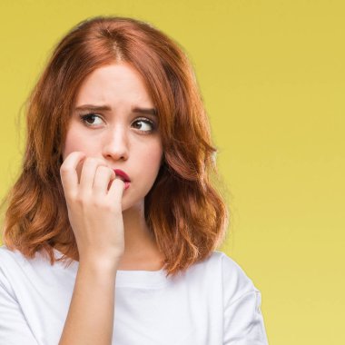 Genç güzel kadın yüzünden stresli ve gergin ile izole arka plan tırnak ısırma dudaklarından eller. Anksiyete sorunu.