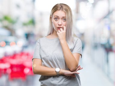 Genç Sarışın kadın yüzünden stresli ve gergin ile izole arka plan tırnak ısırma dudaklarından eller. Anksiyete sorunu.