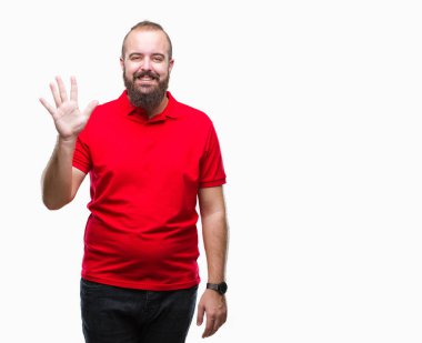 Gösterilen arka plan üzerinde kırmızı gömlek giyen genç beyaz hipster adam izole ve parmakları ile işaret kendinden emin ve mutlu gülümseyerek süre beş numara.