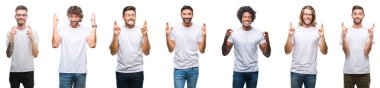 Kolaj adamlardan umut ve gözleri kapalı geçiş parmaklarıyla gülümseyen beyaz izole arka plan üzerinde beyaz t-shirt giyen genç beyaz, İspanyol, afro. Şans ve batıl kavramı.