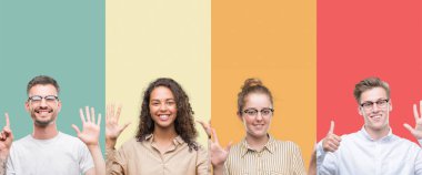 Kolaj bir grup gösterilen ve parmakları ile işaret renkli arka plan üzerinde izole insan kendinden emin ve mutlu gülümseyerek süre 6 numara.