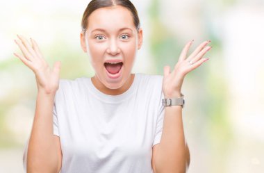 Genç güzel beyaz kadın deli kutluyor ve silah ile başarı için heyecanlı çığlık kaldırdı ve açık gözleri hayret izole arka plan yüzünden. Kazanan kavramı