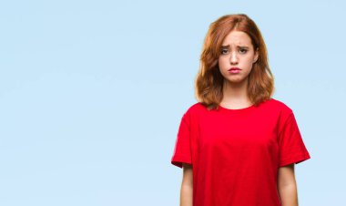 Genç güzel kadın izole arka plan yüzünden depresyona ve kızgın ve korkmuş ağlıyor sıkıntı için endişeleniyorum. Üzgün ifade.