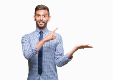Genç yakışıklı iş adamı üzerinden hayran ve el ile sunulması ve parmak ile işaret ederken kameraya gülümseyen izole arka plan.