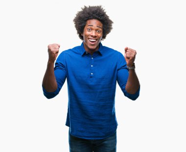 İzole arka plan kutlama üzerinde Afro Amerikalı adam şaşırttı ve başarı için kaldırdı kollarını açarak hayret ve gözleri açık. Kazanan kavramı.