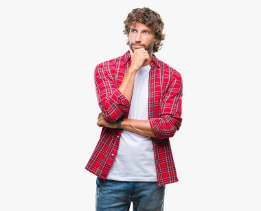 Yakışıklı İspanyol modeli adam izole arka plan emin çapraz kollar ve çeneme kaldırdı el ile gülümseme ile kameraya bakıyor. Pozitif düşünce.