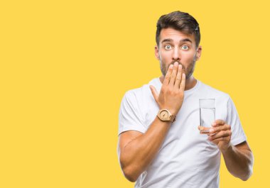 Hata, korku, sessizlik içinde gizli kavramı korkmuş ifade için utanç ile yakışıklı delikanlı izole arka kapak ağız el ile üzerinden su içme şok