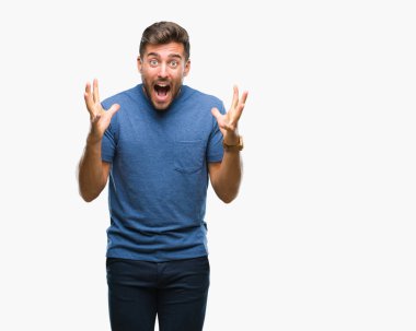 Yakışıklı delikanlı deli kutluyor ve silah ile başarı için heyecanlı çığlık kaldırdı ve açık gözleri hayret izole arka plan üzerinde. Kazanan kavramı