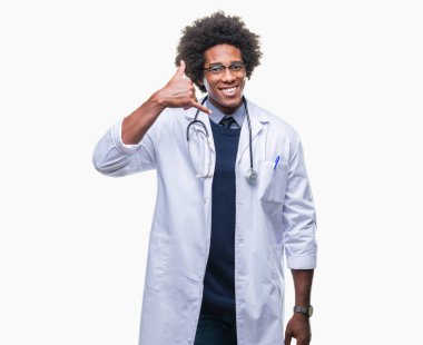 Afro Amerikalı doktor adam yapıyor gülümseyen izole arka plan üzerinde telefon hareketi ile el ve parmak telefonda konuşuyor gibi. Kavramları iletişim.