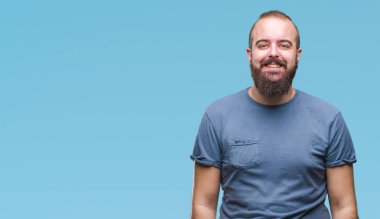Genç beyaz hipster adam yüzünde mutlu ve güzel bir gülümseme ile izole arka plan üzerinde. Şanslı kişi.