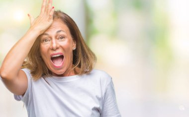 Orta yaş üst düzey İspanyol kadın izole arka kafasına hata için el ile sürpriz yüzünden hata hatırlıyorum. Unuttum, kötü bellek kavramı.