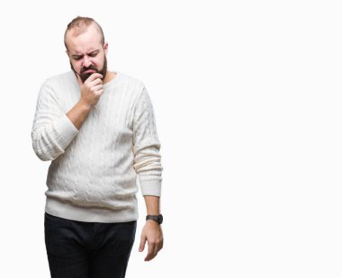 Düşünme izole arka plan bakmaktan kış kazak giyen genç beyaz hipster adam yorgun ve sıkılmış çapraz silah depresyon sorunları ile.