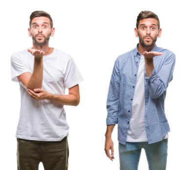 Kolaj üzerinde bir öpücük el ile güzel ve seksi olmak hava üfleme kamera bakıyor beyaz izole backgroud casual göz giyen genç adam. Aşk ifade.