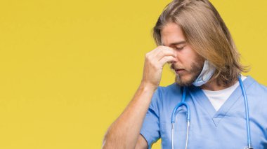 Genç yakışıklı adam uzun saçlı izole arka plan üzerinde yorgun gözleri duygu yorgunluk ve baş ağrısı ve burun sürtme doktor. Stres ve hayal kırıklığı kavramı.