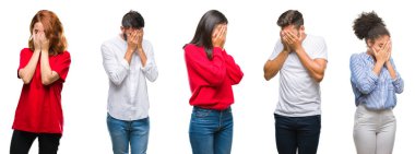 Kolaj grubu Çin, Hint, İspanyol insanların üzgün ifadeyle yüz eller ile ağlayarak süre kapsayan izole arka plan üzerinde. Depresyon kavramı.
