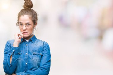 Güzel genç esmer kıvırcık saçlı kız gözlük üzerinde arka plan stresli ve gergin ile eller tırnak ısırma dudaklarından seyir izole. Anksiyete sorunu.