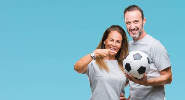 Orta yaş İspanyol çift futbol futbol topu izole arka plan üzerinde çok mutlu el ve parmak ile işaret tutan