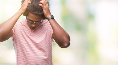 Çünkü çaresiz ve stresli baş ağrısı acı izole arka plan üzerinde güneş gözlüğü takıyor Afro Amerikalı adam ağrı ve migren. Ellerini kafasına.