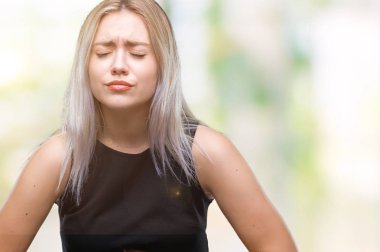 Genç Sarışın kadın izole mide üzerinde el ile arka plan çünkü mide bulantısı, ağrılı hastalık hasta hissediyor. Ağrısı kavramı.