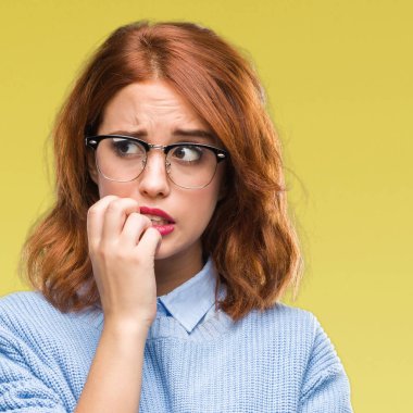 Genç güzel kadın yüzünden stresli ve gergin ile kış kazak giyen izole arka plan tırnak ısırma dudaklarından eller. Anksiyete sorunu.