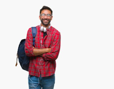 Üzerinde kulaklık ve sırt çantası giyiyor yetişkin İspanyol öğrenci adam mutlu yüz ile gülümseyerek kameraya seyir silah geçti arka plan izole. Olumlu bir kişi.