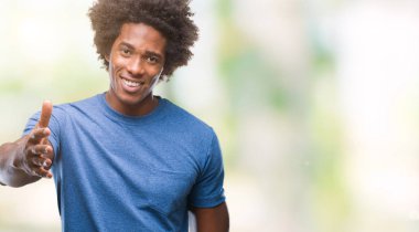 Tebrik ve konuksever dost sunan karşılıklı gülümseyen izole arka plan üzerinde Afro Amerikalı adam. Başarılı iş.