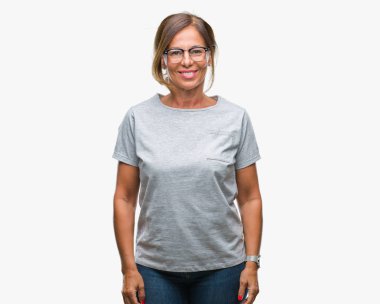 Yüzünde mutlu ve güzel bir gülümseme ile izole arka plan üzerinde gözlük takan orta yaş İspanyol kadın kıdemli. Şanslı kişi.