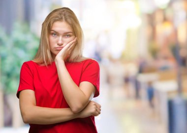 İzole arka plan düşünme seyir üzerinde genç kafkas kadın yorgun ve sıkılmış çapraz silah depresyon sorunları ile.