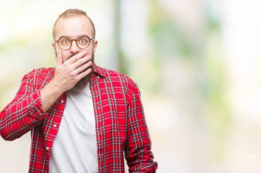 Üzerinde gözlük takan Genç beyaz hipster adam arka plan ağız hata için elleriyle kapsayan şok izole. Gizli kavramı.