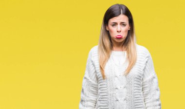 Genç güzel kadın depresif izole arka plan ve sıkıntı, kızgın ve korkmuş ağlıyor için endişe casual beyaz kazak. Üzgün ifade.