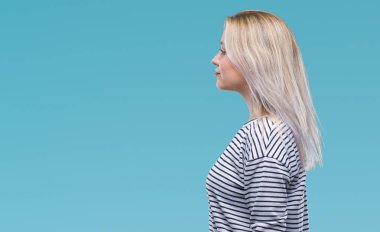 Sarışın genç kadın izole arka tarafına, seyir üzerinde dinlenmek doğal yüz emin gülümseme ile pozuyla profil.