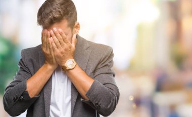 Yüzünü elleriyle ağlayarak süre kapsayan üzgün ifade ile izole arka plan üzerinde genç yakışıklı iş adamı. Depresyon kavramı.