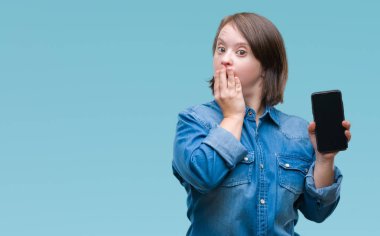 Hata, korku, sessizlik içinde gizli kavramı korkmuş ifade için utanç ile down sendromlu izole arka kapak ağız el ile üzerinden smartphone ekran gösterilen Genç Yetişkin kadın şok