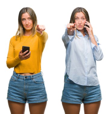 Sarışın güzel kadın smartphone üzerinde beyaz kullanarak kolaj backgroud kamera ve size parmak ile işaret izole, el işareti, pozitif ve kendinden emin bir jest ön