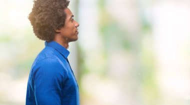 İzole arka tarafına, seyir üzerinde Afro Amerikalı adam sakin ol kendine güvenen gülümseme ile doğal yüz pozuyla profili.