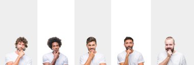 Kolaj emin çapraz kollar ve çeneme kaldırdı el ile gülümseme ile kameraya bakarak beyaz izole arka plan üzerinde beyaz t-shirt giyen genç beyaz, İspanyol, afro adam. Pozitif düşünce.