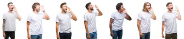 Kolaj bağırarak ve ağzı üzerinde el ile yan için çığlık beyaz izole arka plan üzerinde beyaz t-shirt giyen genç beyaz, İspanyol, afro adam. İletişim kavramı.