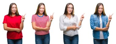 Kameraya bakarak yan el ve parmak ile işaret eden genç güzel kız yüzünden beyaz izole arka yüzünde kocaman bir gülümseme ile kolaj.