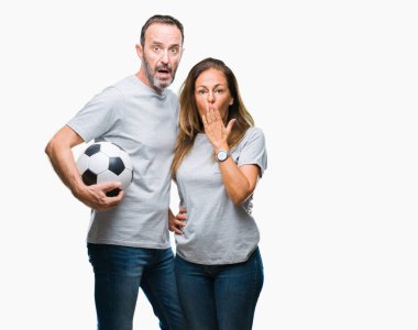 Orta yaş İspanyol çift izole arka kapak ağız şok utançla hata için el ile üzerinden futbol futbol topu tutan, korku, ifade korkuyor sessizlik içinde gizli kavramı