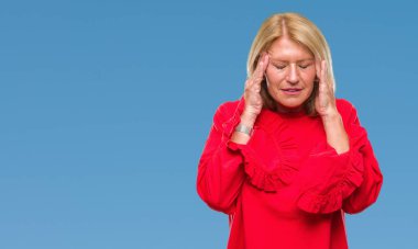 Orta yaş sarışın kadın izole arka plan baş baş ağrısı için el ile çünkü stres. Migren muzdarip.